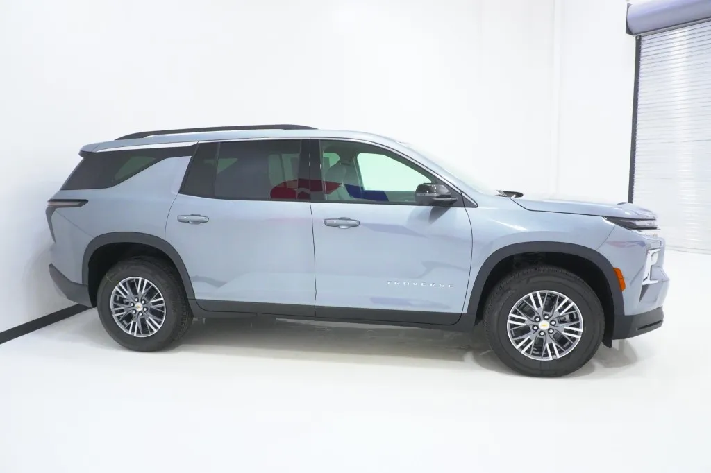 2027 Chevrolet Traverse FWD LT