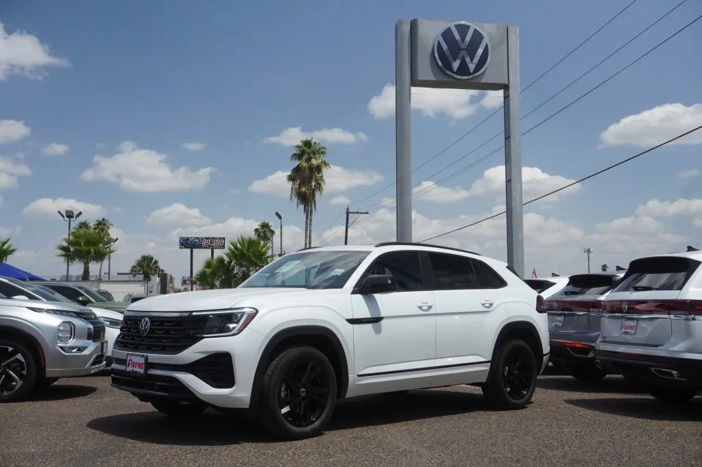 2026 Volkswagen Atlas Cross Sport 2.0T SEL R-Line Black