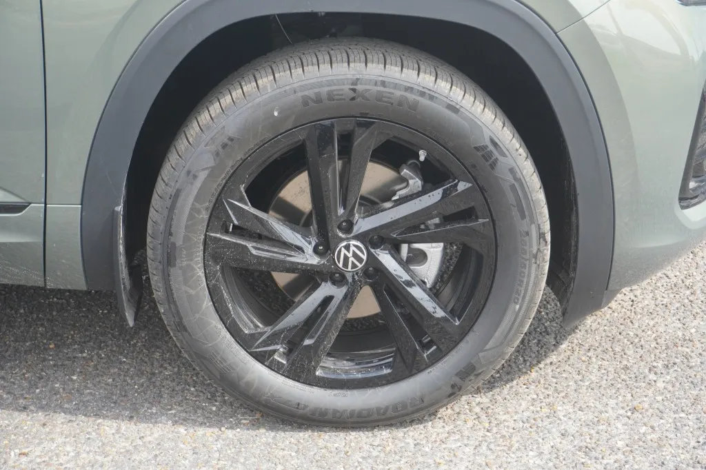 2026 Volkswagen Atlas Cross Sport 2.0T SEL R-Line Black