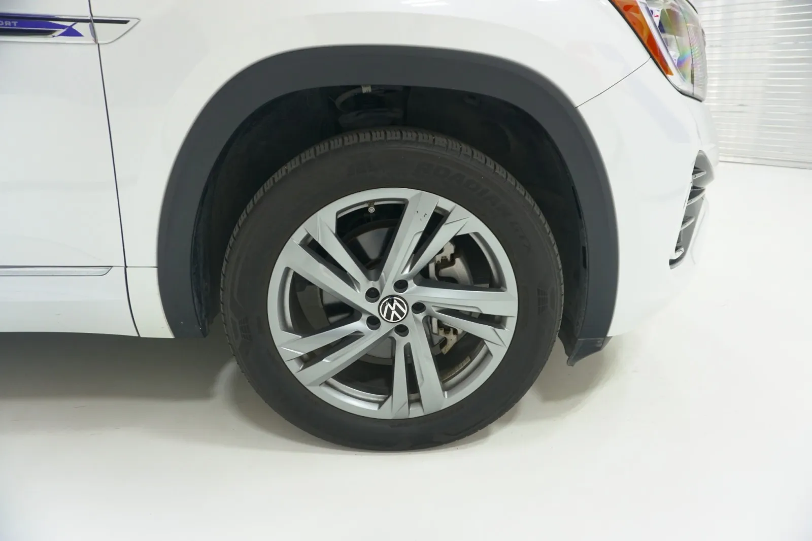2024 Volkswagen Atlas Cross Sport 2.0T SEL R-Line