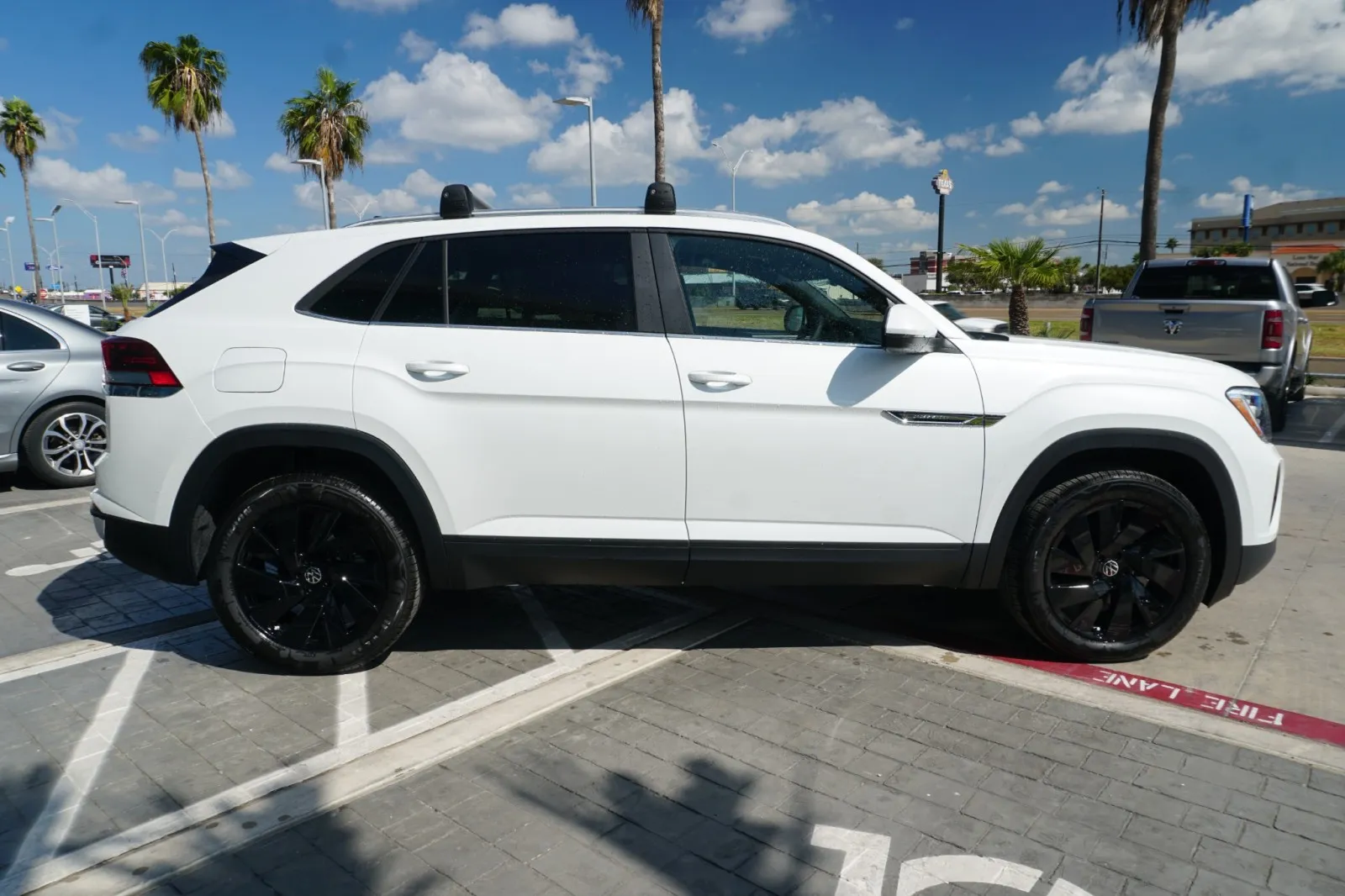 2026 Volkswagen Atlas Cross Sport 2.0T SE w/Technology