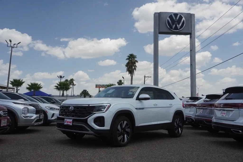 2026 Volkswagen Atlas Cross Sport 2.0T SE w/Technology