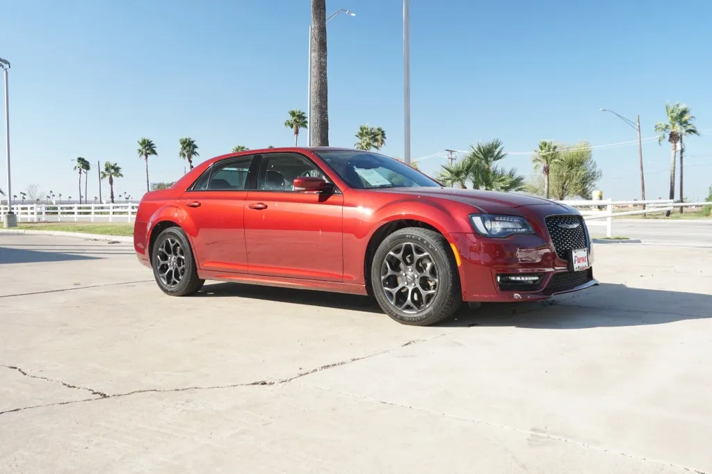 2022 Chrysler 300 Touring L photo 3