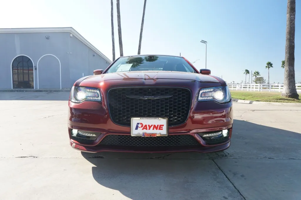 2022 Chrysler 300 Touring L photo 2