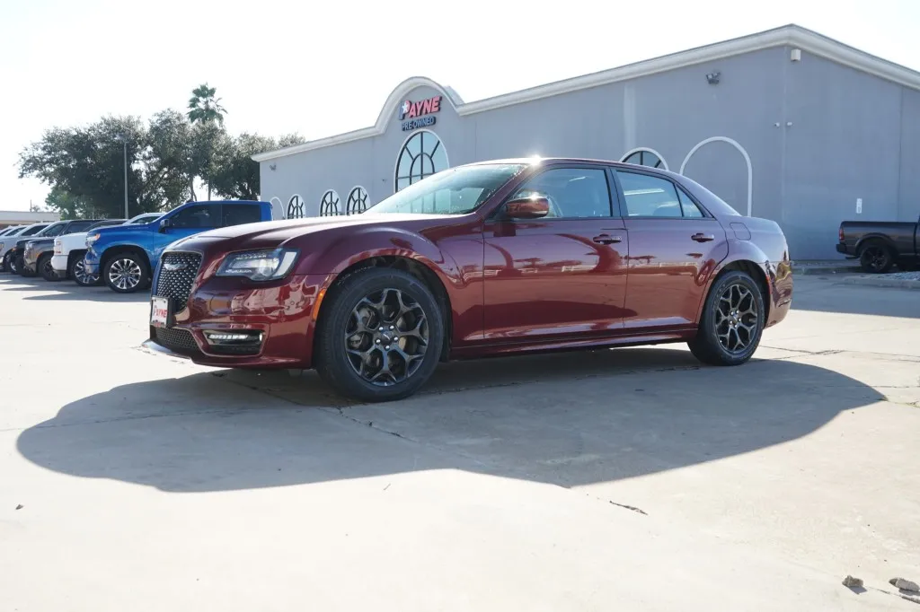 Chrysler 300's photo