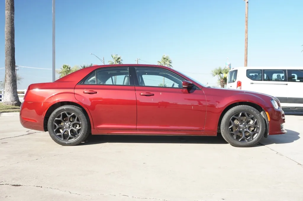 2022 Chrysler 300 Touring L photo 5