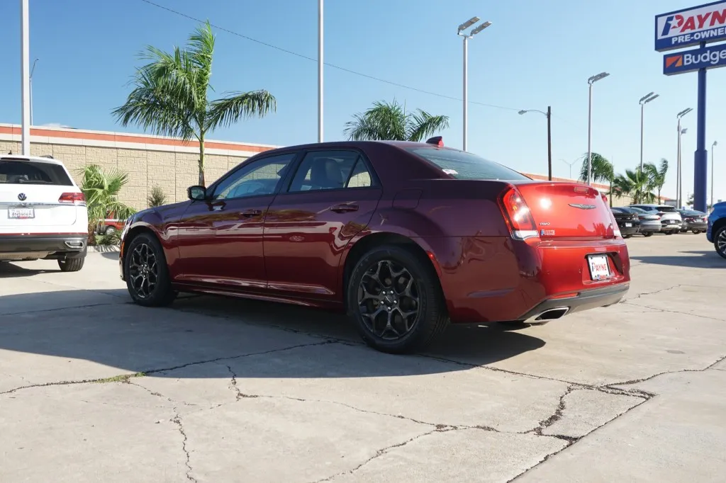 2022 Chrysler 300 Touring L photo 11