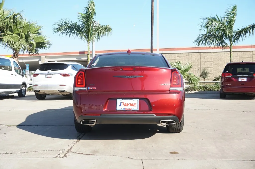 2022 Chrysler 300 Touring L photo 7