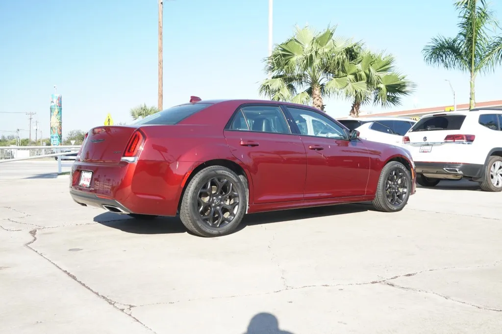 2022 Chrysler 300 Touring L photo 6