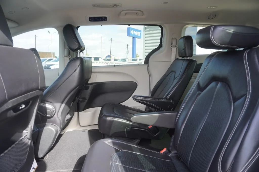 2022 Chrysler Pacifica Touring L photo 23