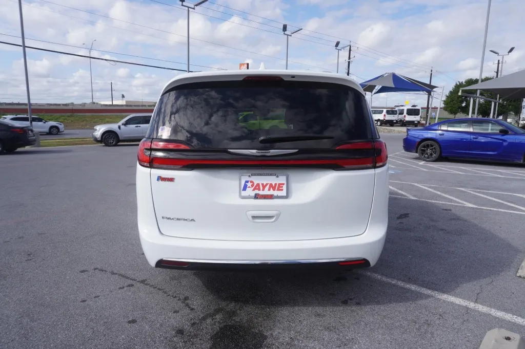 2022 Chrysler Pacifica Touring L photo 9