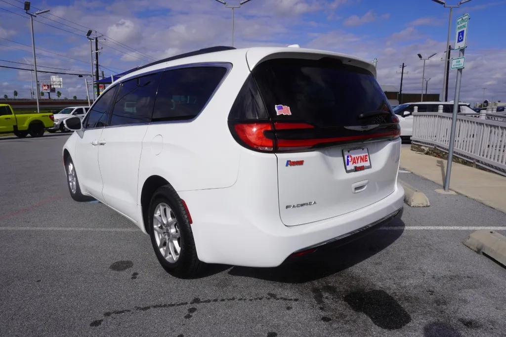 2022 Chrysler Pacifica Touring L photo 12