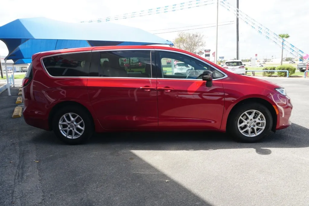 2025 Chrysler Pacifica Select