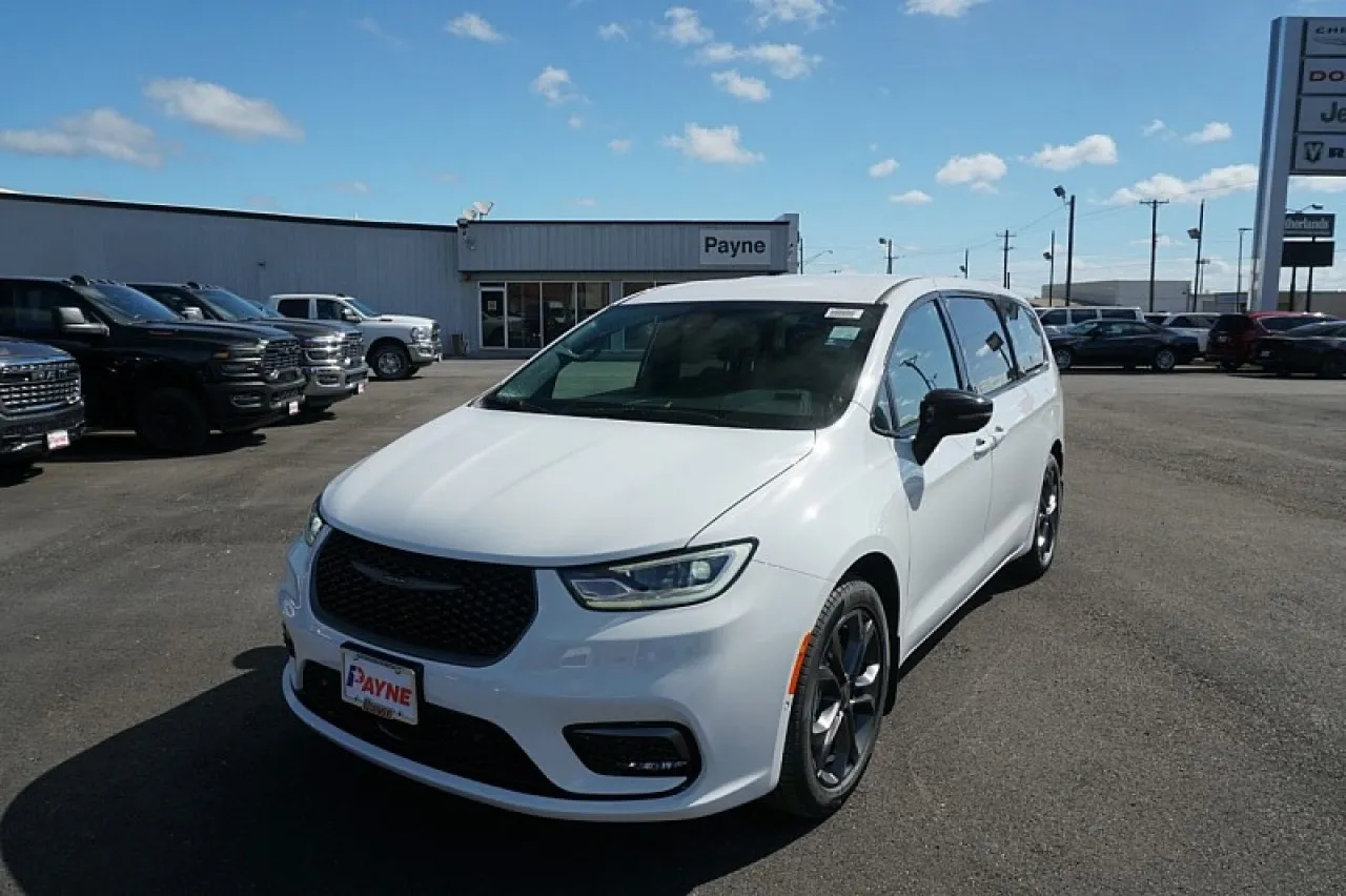 2026 Chrysler Pacifica Select