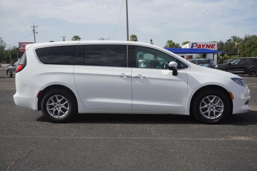 2022 Chrysler Voyager (fleet-only) LX