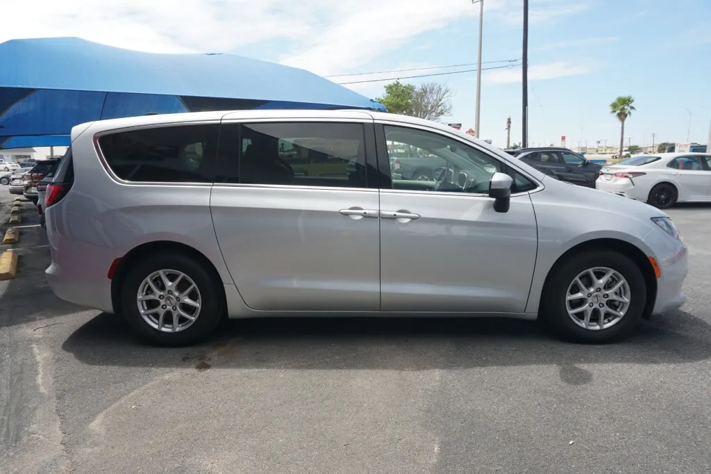 2023 Chrysler Voyager LX LX
