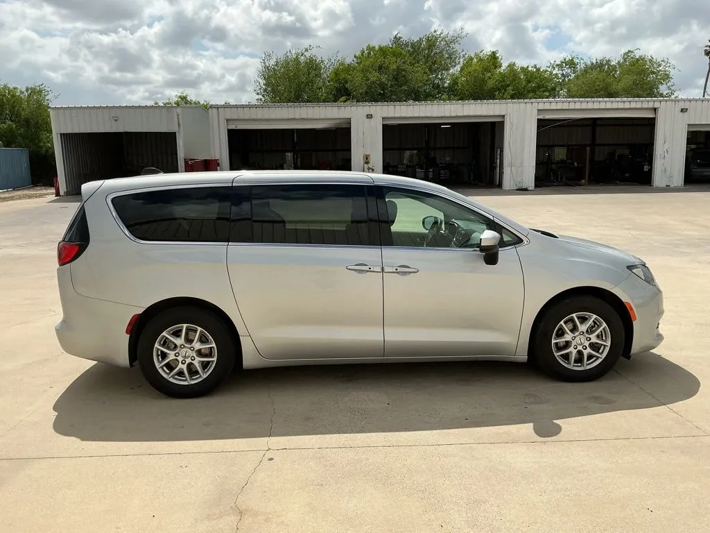 2023 Chrysler Voyager LX