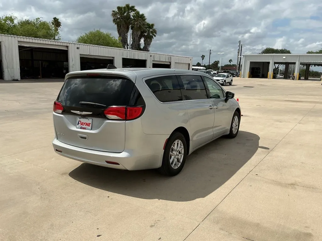 2023 Chrysler Voyager LX