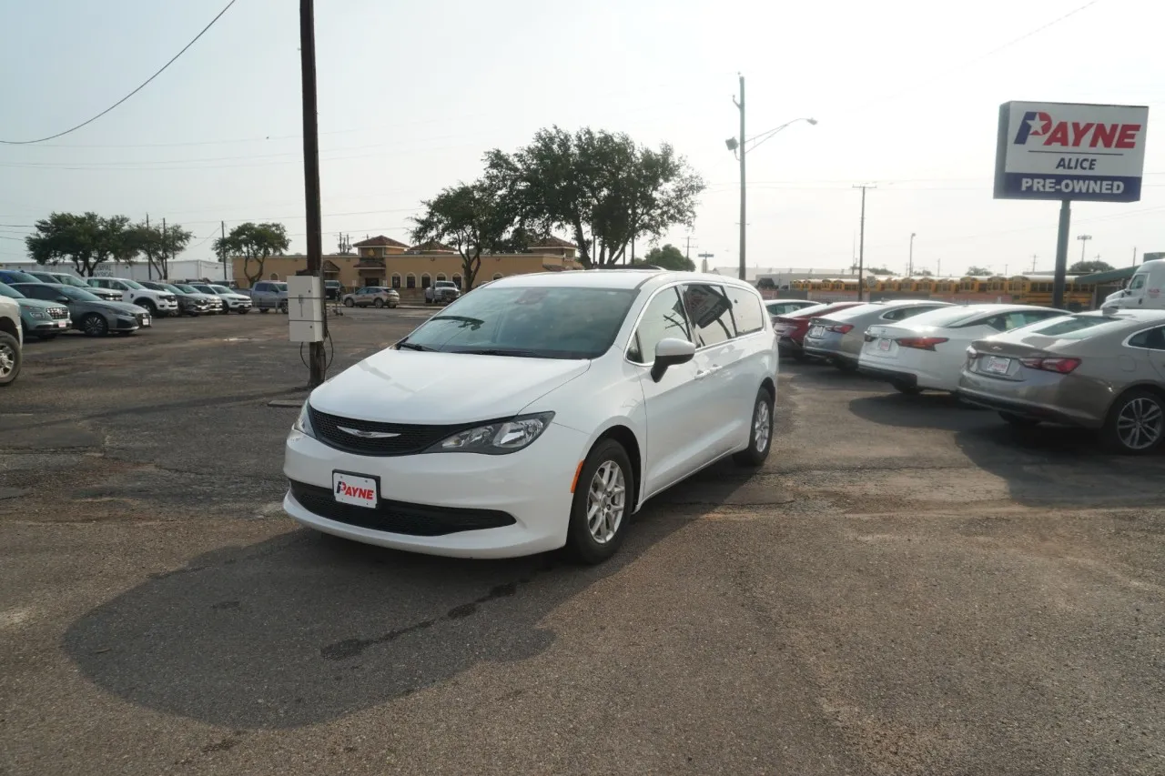2023 Chrysler Voyager LX's photo