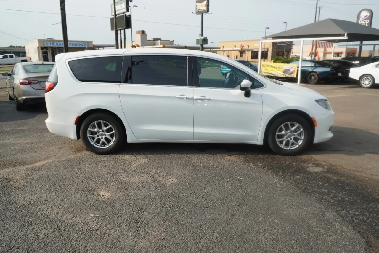 2023 Chrysler Voyager (fleet-only) LX