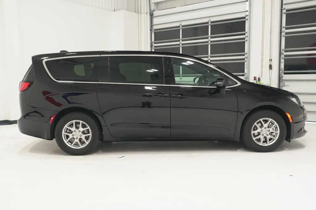 2026 Chrysler Voyager LX
