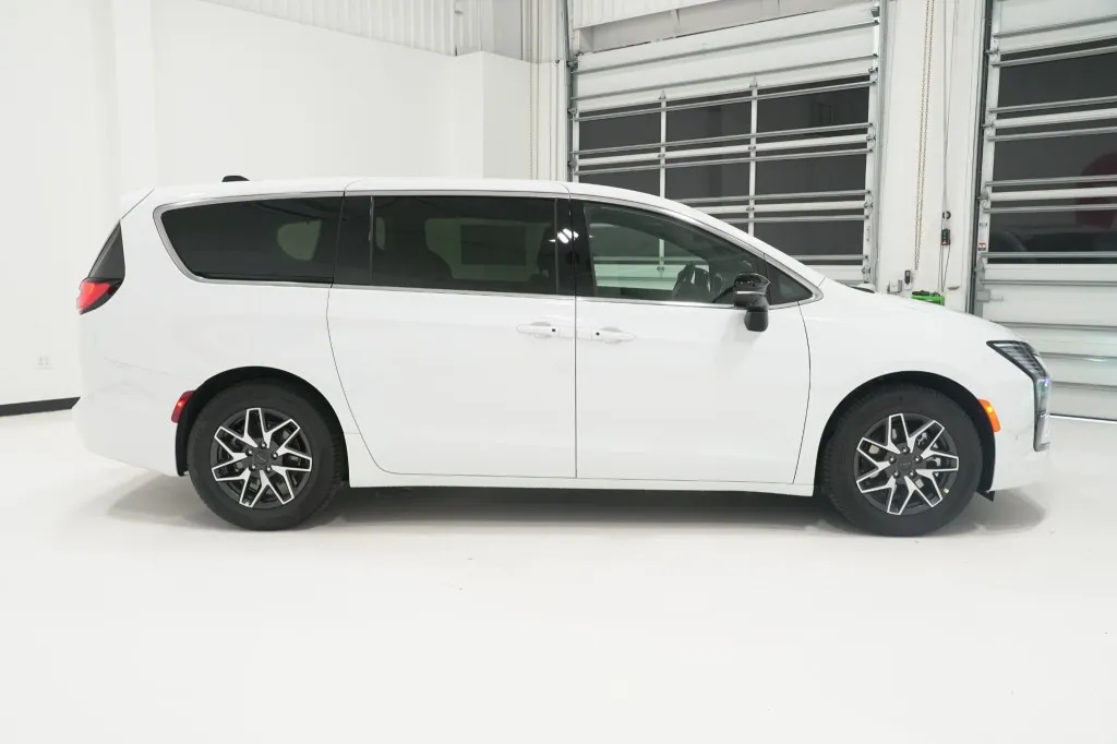 2027 Chrysler Pacifica Limited