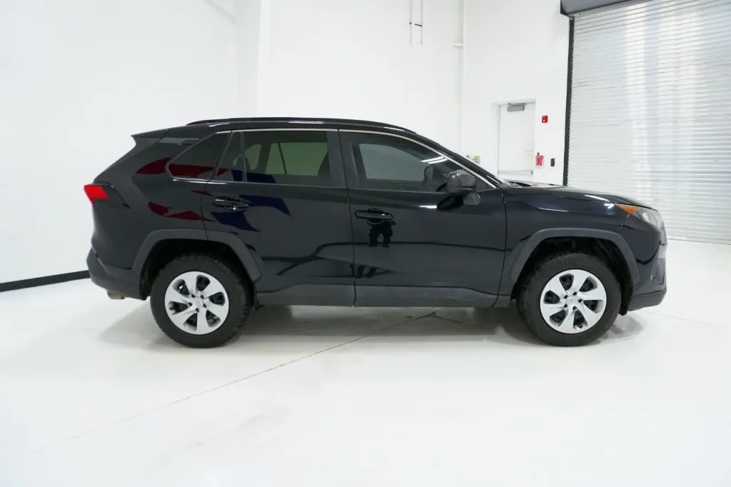 2019 Toyota RAV4 LE photo 3