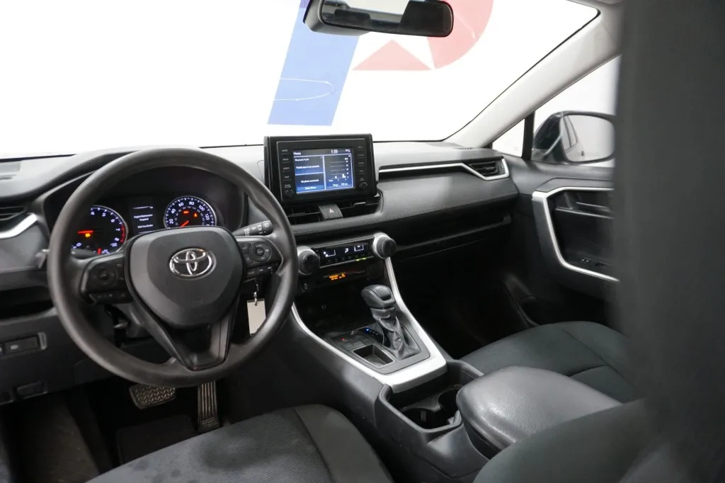 2019 Toyota RAV4 LE photo 20