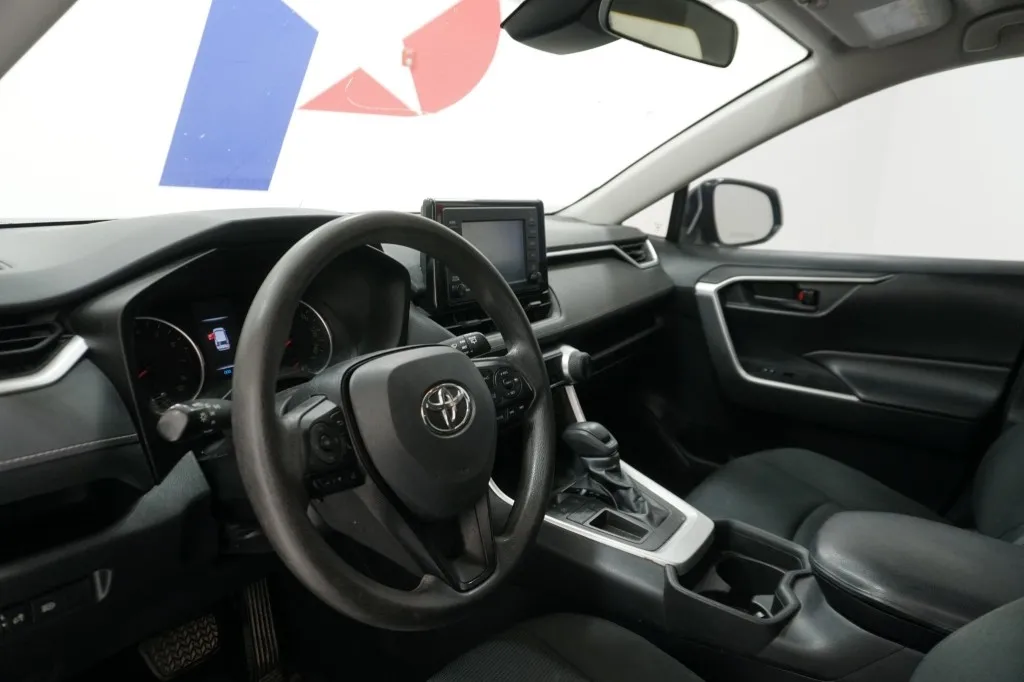 2019 Toyota RAV4 LE photo 17