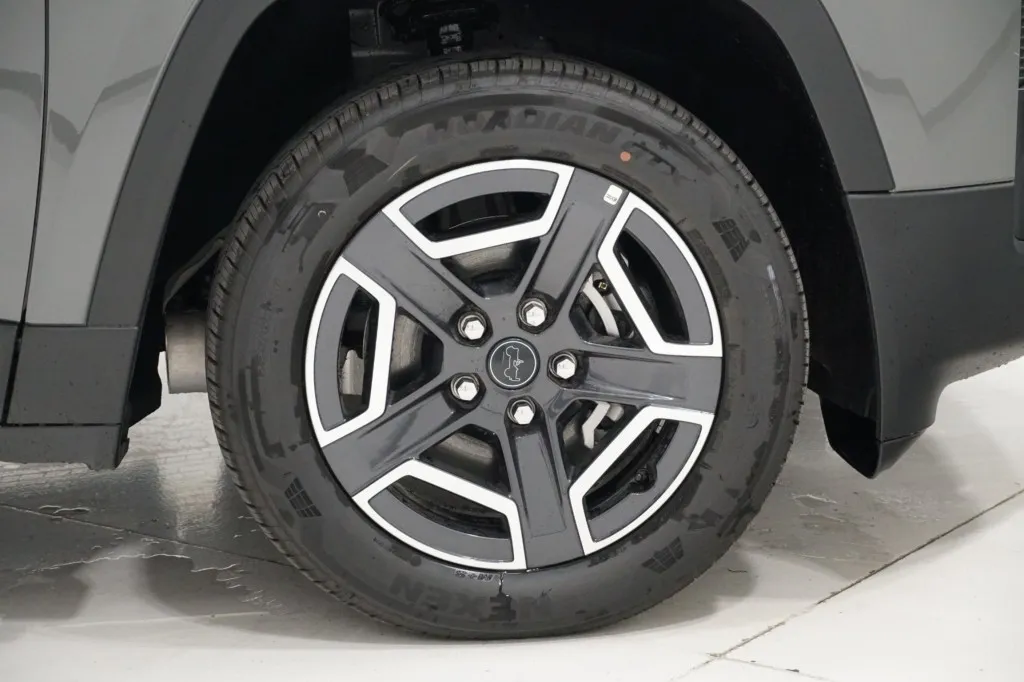 2027 Jeep Cherokee Laredo