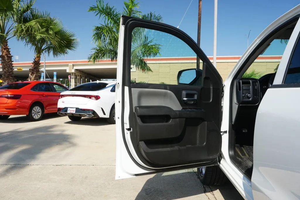 2018 Chevrolet Silverado 1500 Custom photo 17