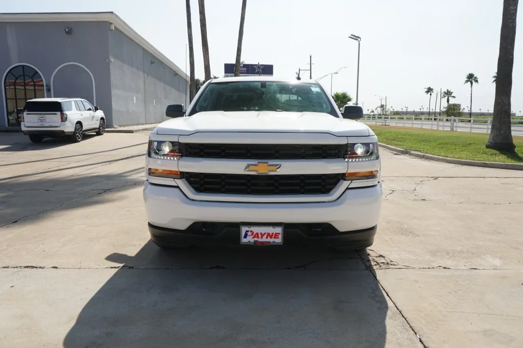 2018 Chevrolet Silverado 1500 Custom photo 2