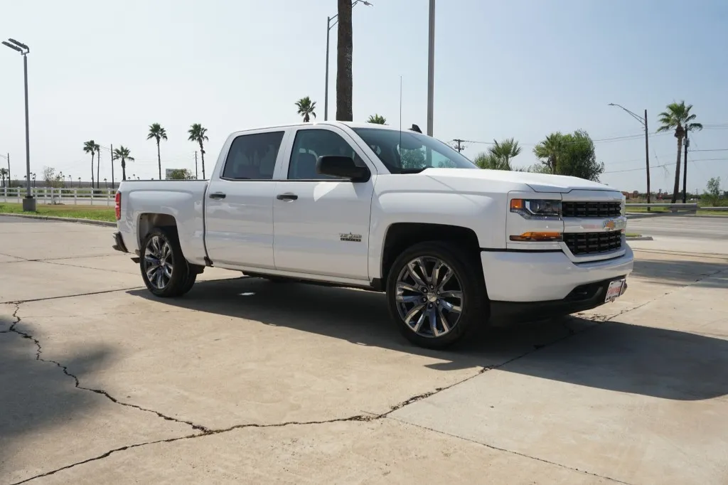 2018 Chevrolet Silverado 1500 Custom photo 3