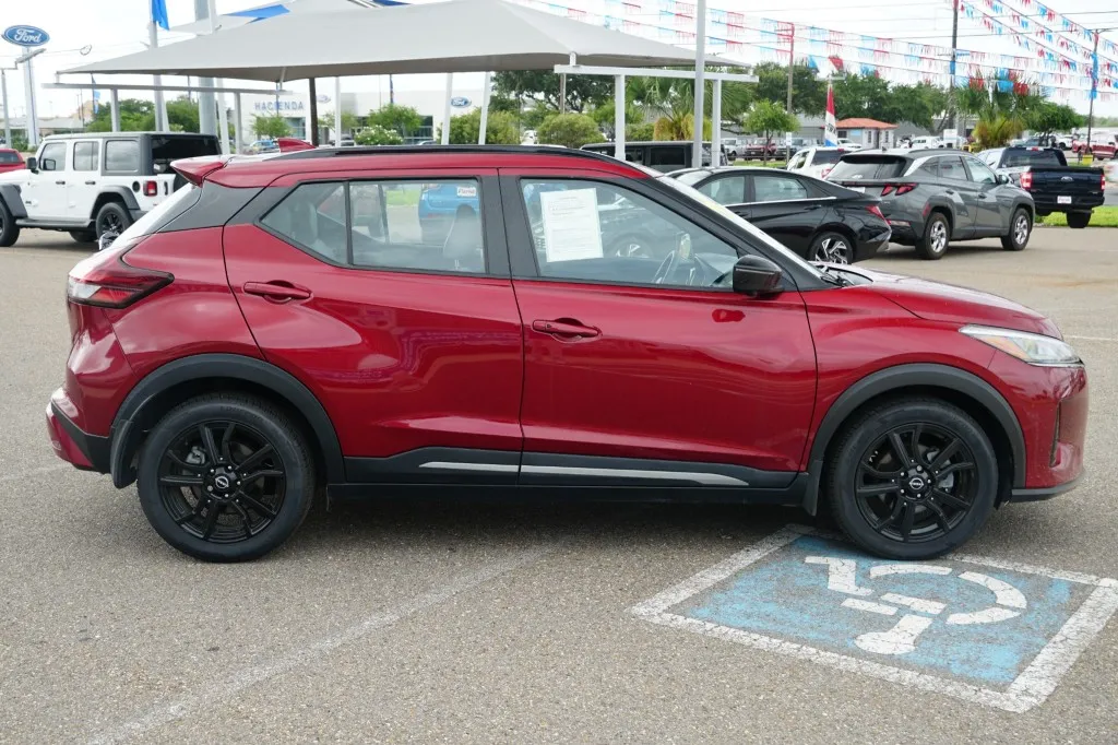 2023 Nissan Kicks SR