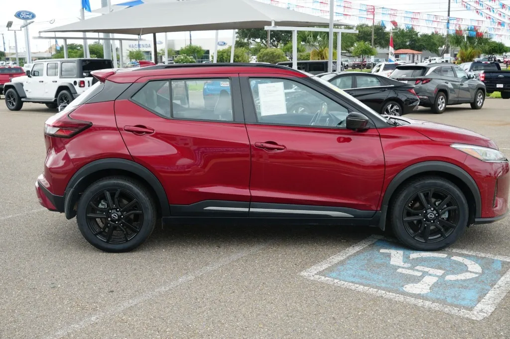 2023 Nissan Kicks SR