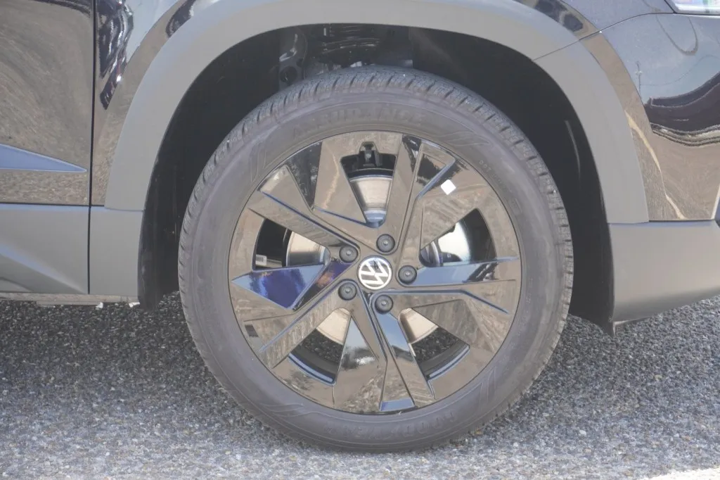2026 Volkswagen Taos SE Black