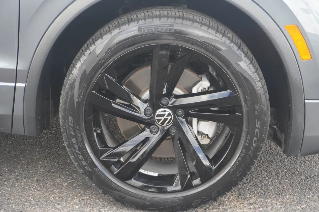2023 Volkswagen Tiguan SE R-Line Black