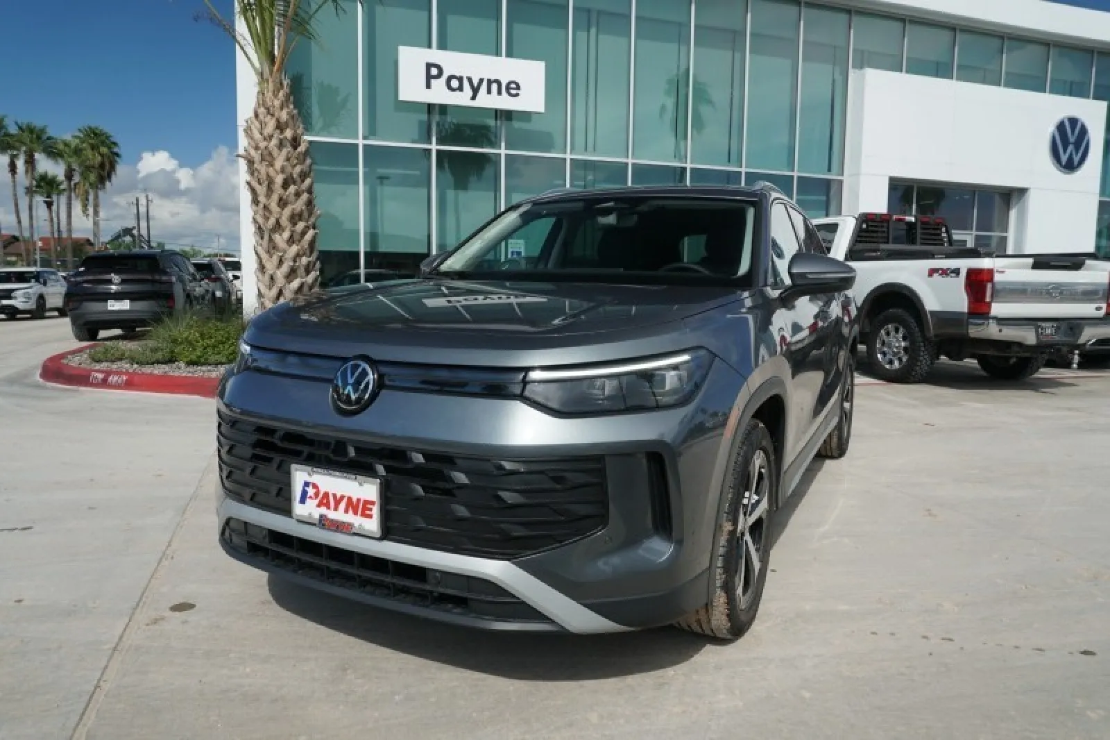 2026 Volkswagen Tiguan SE's photo