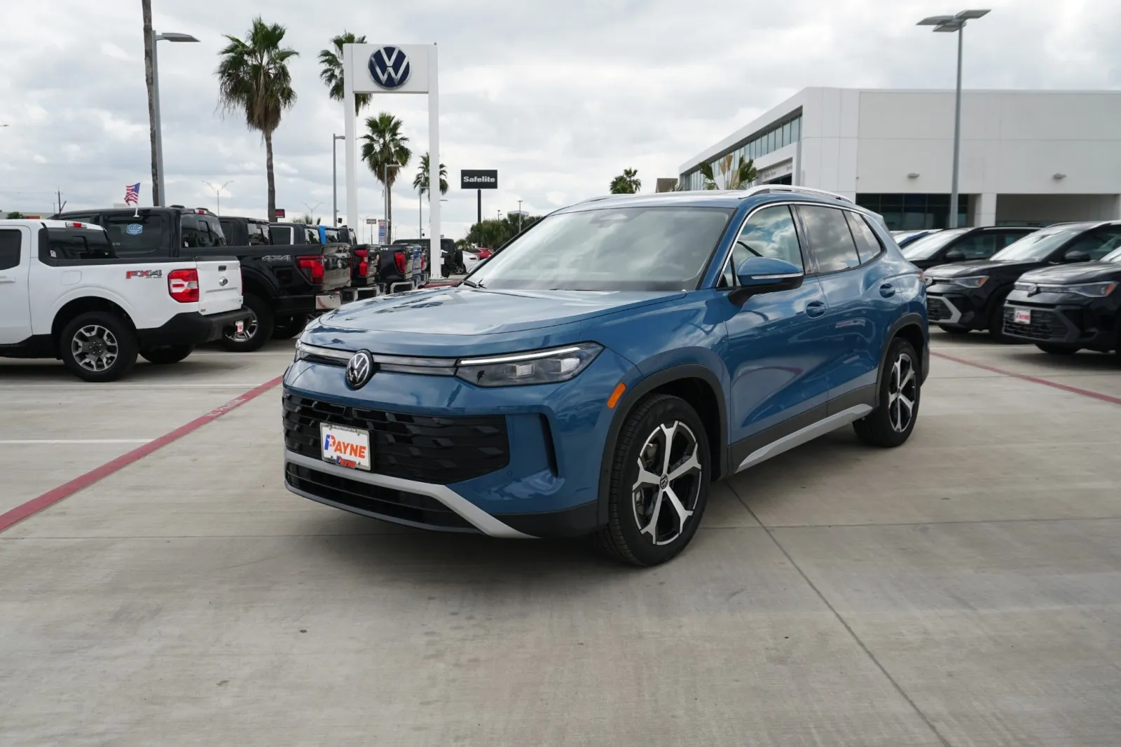 2026 Volkswagen Tiguan SE's photo