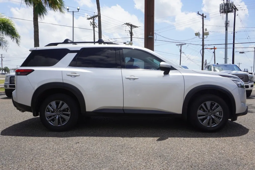 2024 Nissan Pathfinder SV