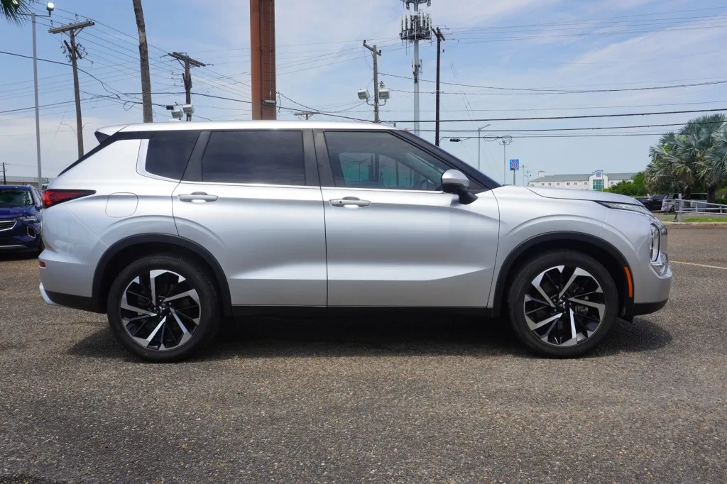 2023 Mitsubishi Outlander SE