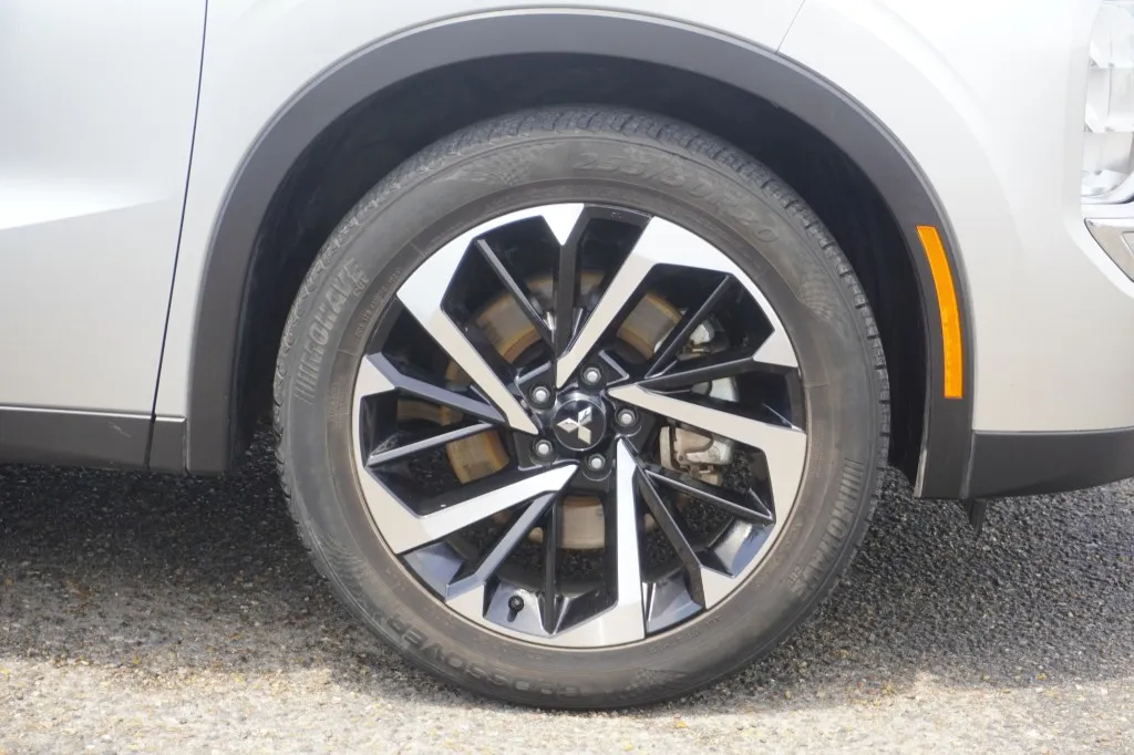 2023 Mitsubishi Outlander SE