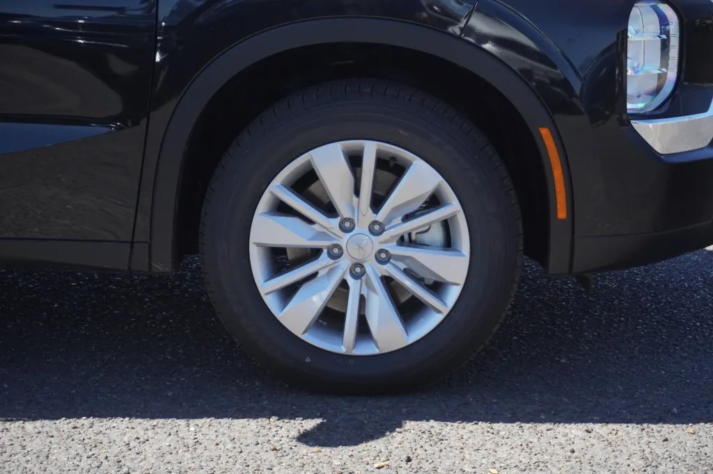 2026 Mitsubishi Outlander ES