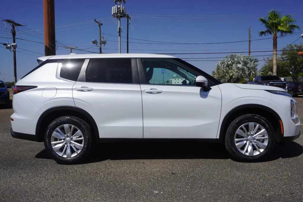2026 Mitsubishi Outlander ES
