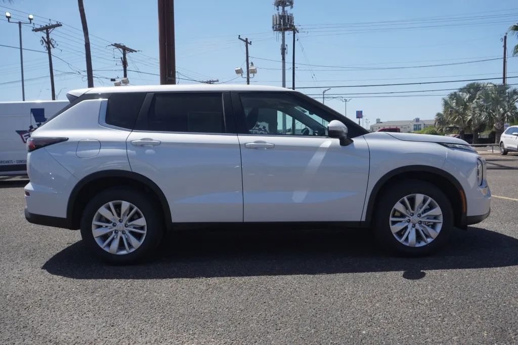 2026 Mitsubishi Outlander ES