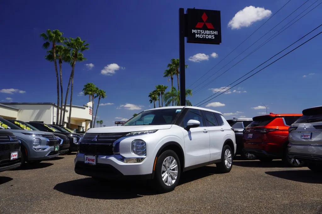 2026 Mitsubishi Outlander ES
