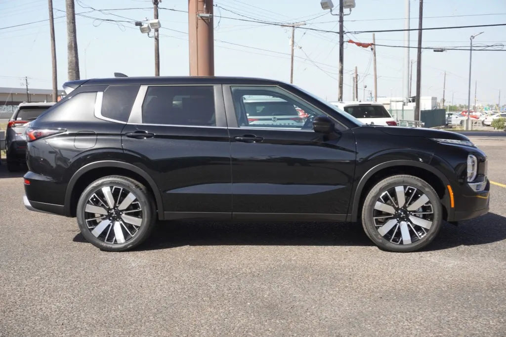 2025 Mitsubishi Outlander SE