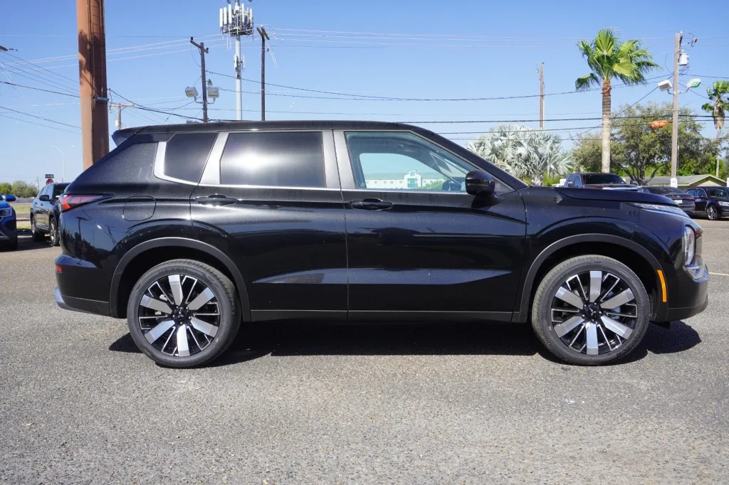 2026 Mitsubishi Outlander SE