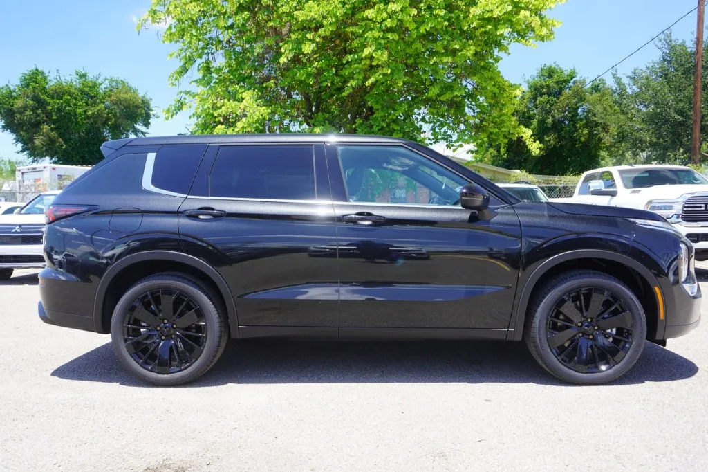 2026 Mitsubishi Outlander SE