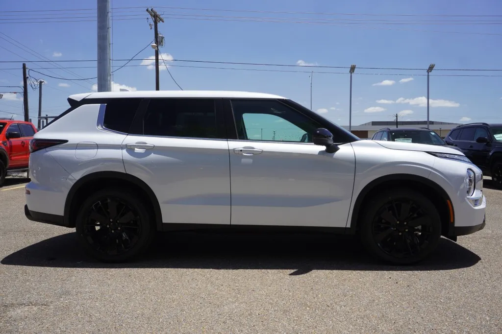 2026 Mitsubishi Outlander SE